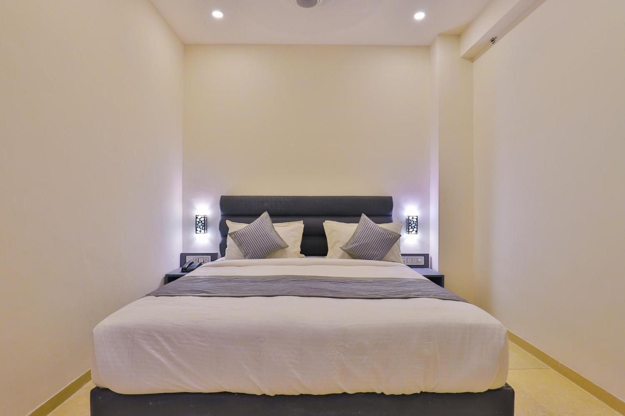 Nova Hotel New Crossroad Rajkot Exterior foto