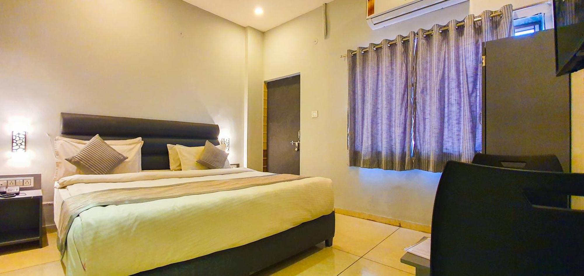 Nova Hotel New Crossroad Rajkot Exterior foto